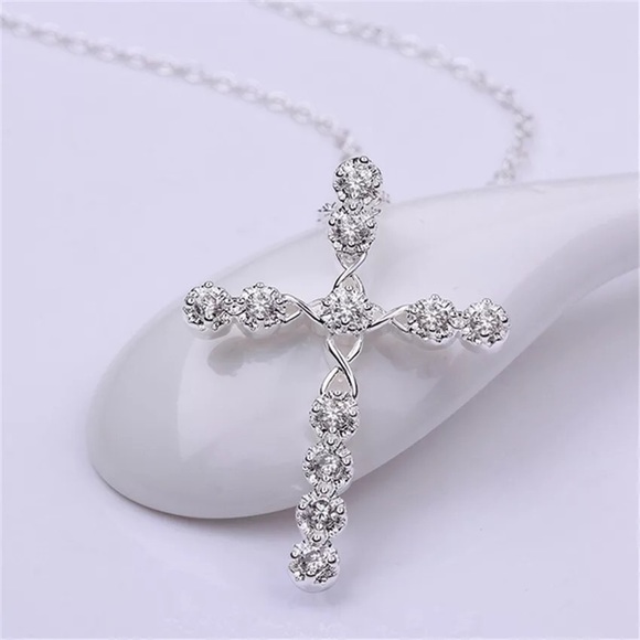 Last one price reduction New 18kt White Gold Diamond Cross - Picture 4 of 4